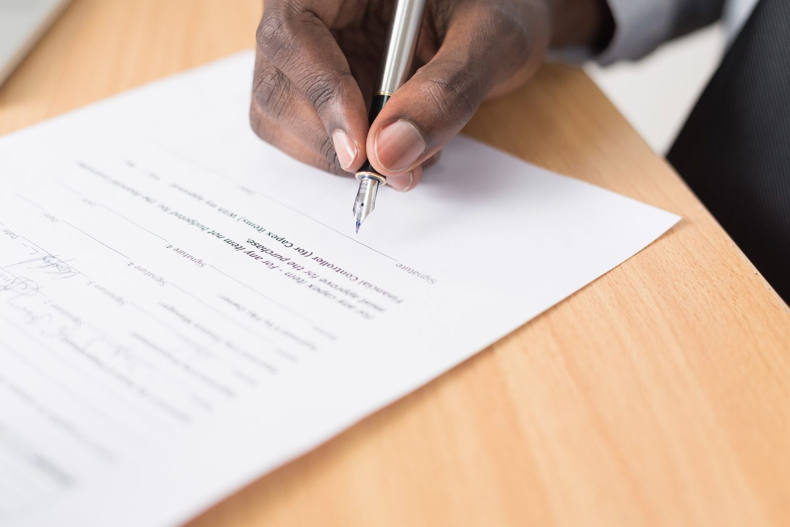 Firma de un documento notarial ante el funcionario de la notaría